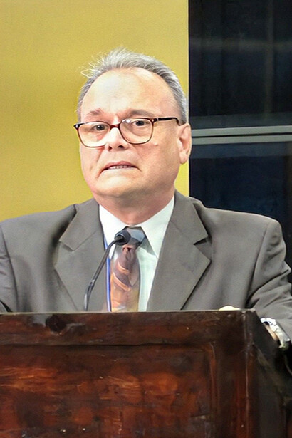 El investigador Álvaro Zamora Castro en la ceremonia del Premio de la Crítica 2022, AICA, Costa Rica