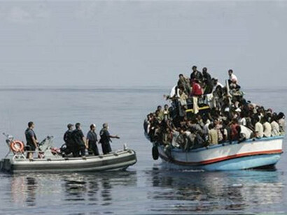 La policía italiana, interceptando una patera