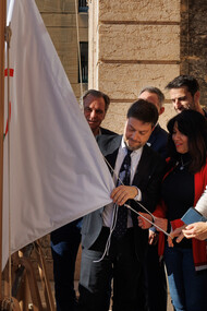 Membros do Comitê Olímpico hasteiam bandeira oficial das Olimpíadas na cidade de Marselha, França. Foto de Ian Hanning