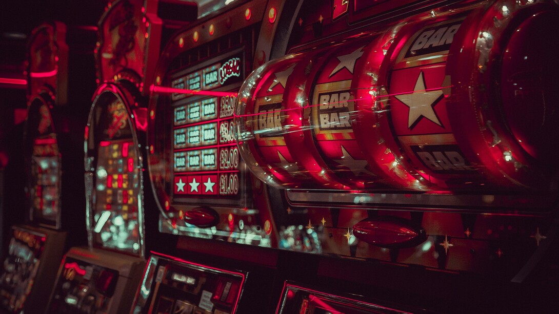 Máquinas de slots em Cassino. Caso você tenha estado em outro planeta nos últimos meses, ou então não é um usuário de redes sociais, vou te explicar basicamente o que é o Tigrinho. O Jogo do Tigrinho (Fortune Tiger) é um cassino de slots, ou seja, você “gira a manivela” e as figuras vão se movendo para cima até um momento no qual elas param, ao parar podem formar combinações pagantes ou não. Cada giro consome uma quantidade de crédito definida pelo jogador