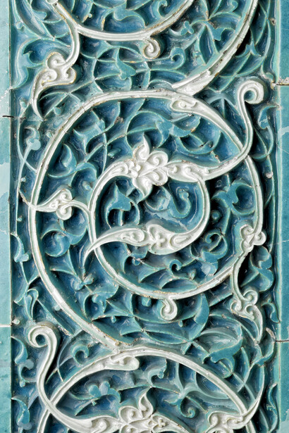 Friesfragment vom Mausoleum des Buyan Quli Khan, Usbekistan, Buchara, um 1359. Mit freundlicher Genehmigung des Museums für Kunst und Gewerbe Hamburg