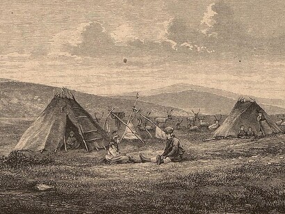 Illustrazione tratta dal libro “En Sommer i Finmarken, russisk Lapland og Nordkarelen” di Friis, J.A. e pubblicato da Cammermeyer (Christiania, 1871). Ritratto di un momento di lavoro in un villaggio di etnia Sami
