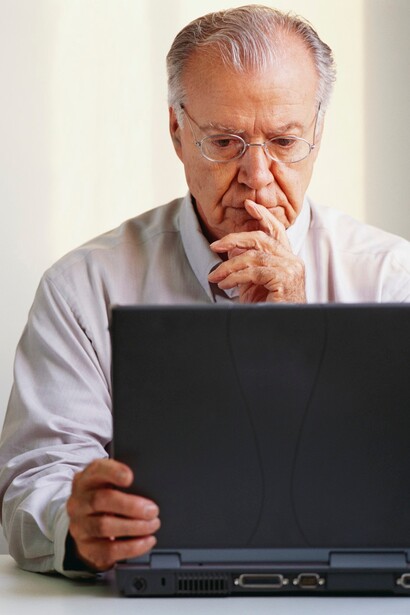 Un hombre navegando por internet con su portátil