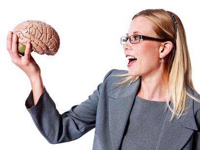Una mujer observando un cerebro