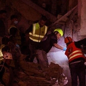 Israele sostiene di colpire infrastrutture e comandanti di Hezbollah, ma i bombardamenti hanno coinvolto anche aree residenziali e servizi essenziali. Foto di Megaphone, attacco del 6 aprile 2026 sulla capitale Beirut, Libano