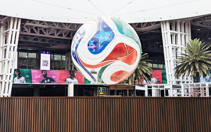 Replica gigante del balón Adidas Trionda en la Terminal 2 del Aeropuerto Internacional de la Ciudad de México