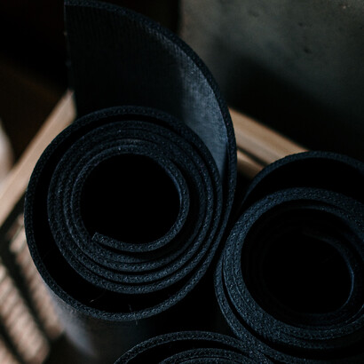 Ter um tapete de exercícios, também conhecido como tapete de yoga, é uma aquisição indispensável para o lar de quem pratica atividades físicas em casa