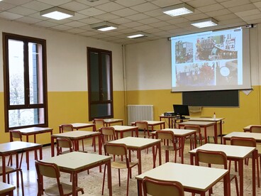 Mentre si celebra il ricordo dei banchi di scuola, restano in secondo piano i problemi reali dell’istruzione, dal precariato dei docenti all’abbandono scolastico