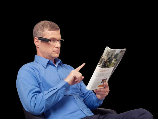 O OrCam MyEye transforma a vida de pessoas com deficiência visual permitindo a leitura de textos e identificação de rostos e objetos de forma autônoma