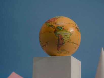 Primer plano de un globo terráqueo sobre un pedestal, destacando el análisis centrado en las dinámicas mundiales