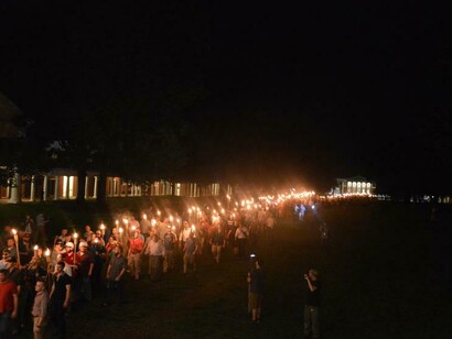 Supremacistas blancos marchan con antorchas (agosto de 2017, Charlottesville)