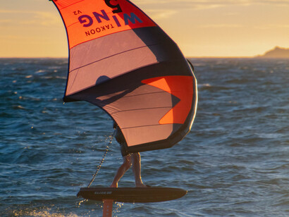 À mi-chemin entre navigation et vol, le wingfoil offre une nouvelle manière d'explorer le littoral au rythme du vent et des éléments