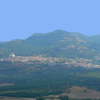 Nei piccoli paesi dell'interno si conservano ancora usanze e tradizioni molto antiche. In foto Cuglieri, Sardegna, Italia