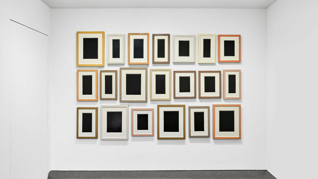 Allan McCollum, One wall, one work, exhibition view. Courtesy of Krakow Witkin Gallery