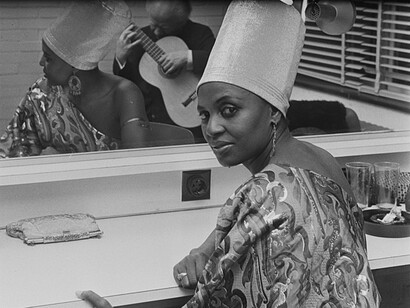 Miriam Makeba foi uma cantora sul-africana e ativista dos direitos civis. Ela usou sua música para protestar contra o *apartheid* na África do Sul