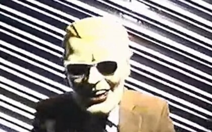 Em 22 de novembro de 1987, telespectadores da cidade de Chicago nos Estados Unidos presenciaram um dos episódios mais estranhos e intrigantes da história da televisão. Durante transmissões ao vivo de dois canais distintos, um sinal pirata interrompeu a programação oficial e exibiu um personagem mascarado que imitava o famoso Max Headroom, ícone da cultura pop dos anos 1980. Até hoje, o chamado Incidente Max Headroom permanece sem solução, alimentando teorias, análises técnicas e fascínio cultural