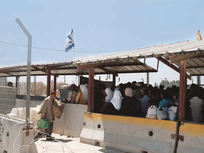 Photo d’un checkpoint israélien en Cisjordanie, à l’extérieur de la ville palestinienne de Ramallah, également connu sous le nom de checkpoint de Qalandiya. Des femmes palestiniennes font la queue pour se rendre d’une ville palestinienne à une autre, août 2004