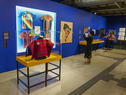 ¡Cancha brava! Futebol sudamericano en disputa, vista da exposição. Cortesia do Museu do Futebol