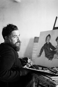 Christian Berard mentre dipinge nel suo laboratorio artistico