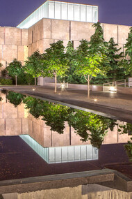 Fountain at the parkway, Barnes Foundation in Philadephia