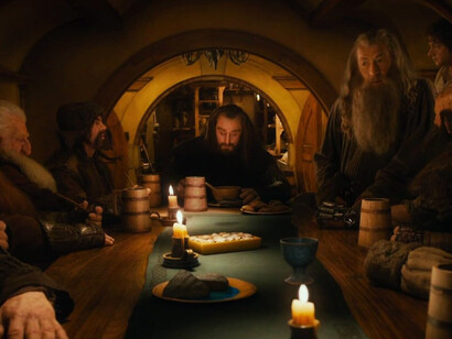 Enanos reunidos en la casa de Bilbo, con Thorin a la cabeza de la mesa. En el ajetreo de la vida, nos olvidamos de cultivar lo que realmente nos apasiona y nos da dicha