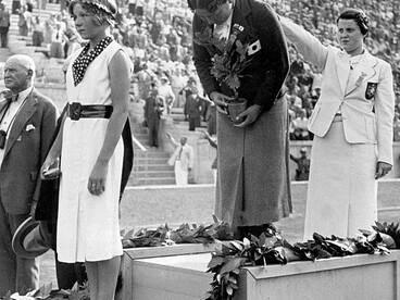 La danese Inge Sorensen, medaglia di bronzo, la giapponese Hideko Maehata, medaglia d'oro, e la tedesca Martha Genehger posano sul podio durante la cerimonia di premiazione della gara di nuoto femminile dei 200 metri rana alle Olimpiadi di Berlino, tenutasi allo Stadion der Schwimmer l'11 agosto 1936 a Berlino, in Germania.