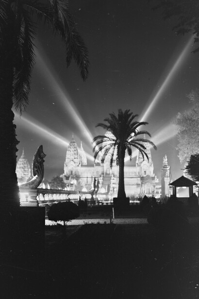 Vista nocturna de la Exposición Colonial Internacional de París, Francia, 1931