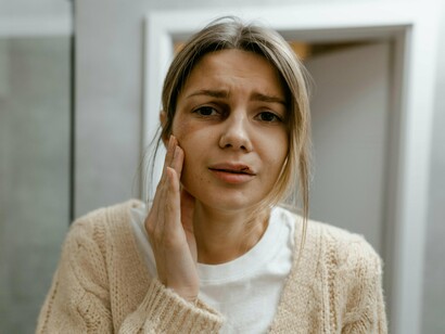 Esse tipo de julgamento social reforça estigmas e desconsidera o contexto emocional, afetivo e até mesmo social em que os relacionamentos acontecem. É um exemplo de como o machismo estrutural se manifesta sutilmente no discurso cotidiano, atribuindo às mulheres uma responsabilidade desproporcional nos relacionamentos afetivos