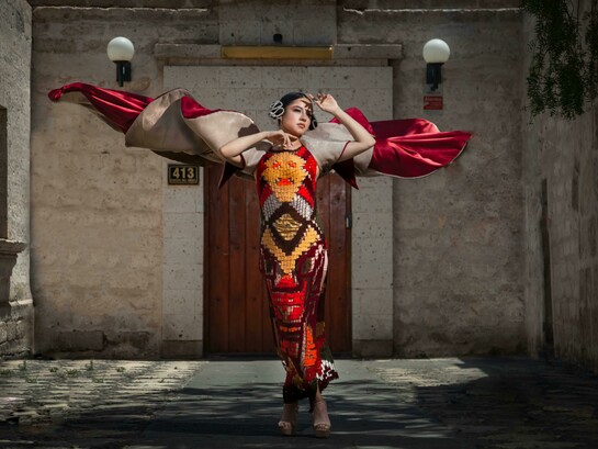 Nós somos mais que influência, somos afirmação de presença. Por décadas, a América Latina foi observada com uma lente estereotipada, como uma terra de cores fortes, gestos exagerados e elementos “exóticos” que serviam de inspiração para coleções temáticas e de verão. Lembro bem de ver coleções europeias que “homenageavam” o Brasil, a Colômbia ou o México com símbolos caricatos, sem nenhuma conexão real com os significados por trás daqueles elementos.  E por vezes o Brasil também fez isso para vender para gringo, geralmente peças de alto valor