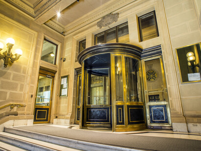 Según Rossana Costa: el impacto en el gasto y en las distintas variables macroeconómicas y financieras podría hacer que la inflación volviera rápidamente a cifras de dos dígitos. Entrada del Banco Central, Santiago, Chile 