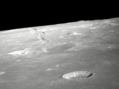 Il ritorno di Artemis II ha trasformato quella che nel testo appariva come una promessa futura in un risultato concreto, mentre il programma prosegue verso Artemis III, prevista nel 2027 come missione di prova in orbita terrestre per il rendez-vous e l’attracco con i lander commerciali di SpaceX e Blue Origin. Foto della Luna, credits: NASA