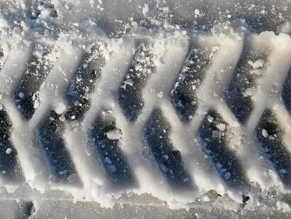 Huella de neumático sobre la nieve