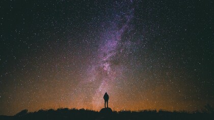  El continuo espacio-tiempo es, en términos antropológicos, una de las experiencias existenciales decisivas del ser humano