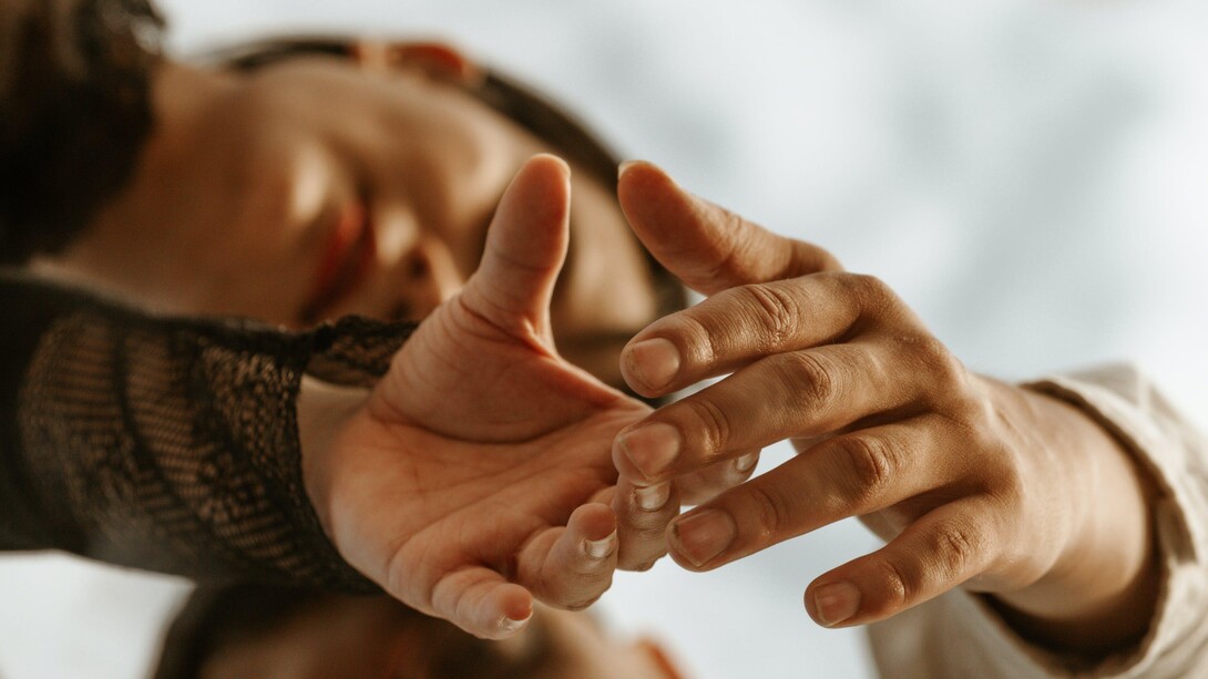 O fio de energia invisível entre as mãos que um dia se tocaram