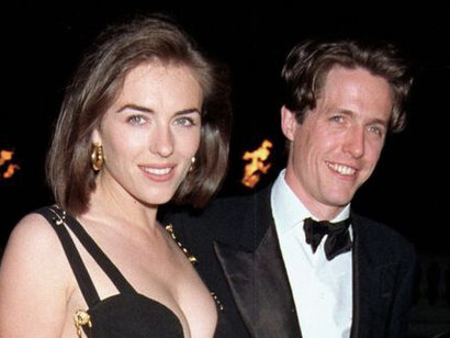 Elisabeth Hurley, in Versace, per la prima di Quattro matrimoni e un funerale