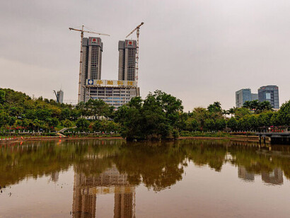 La experiencia ya no se apoya en el reconocimiento ni en la memoria, sino en el uso eficiente de un sistema. Se habita un artefacto, no una genealogía. Parque de Songpingshan, 2023, Shenzhen, China