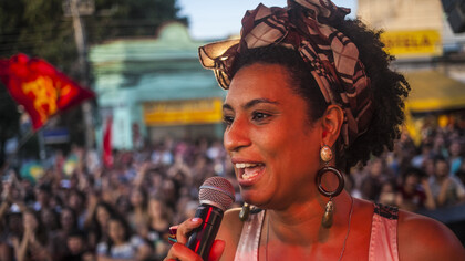 O julgamento de Marielle Franco resgata sua luta por justiça social e questiona estruturas que marginalizam saberes periféricos e negros, incentivando uma reflexão sobre a sociedade brasileira