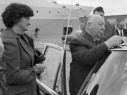 Hitchcock começou a desenvolver seu estilo ainda na era muda, o que acabou marcando sua carreira. Ele focava antes de tudo em narrativas que usavam poucas palavras, como era adequado para um filme sem som, tudo ou pelo menos quase tudo, tinha que ser mostrado pelas câmeras com imagens e não com texto. Isso era o que Hitchcock chamava de cinema puro