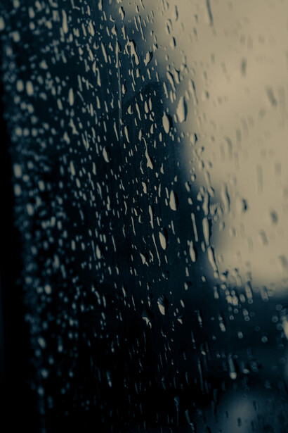 Ese sábado amaneció lleno de nubarrones negros. Lo primero que pensamos era en lo que complicado que iba a ser fumar en la entrada. Dijimos de turnarnos