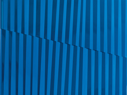Agostino Bonalumi, Blu, 1990, lamiera smaltata, 80 x 105 cm