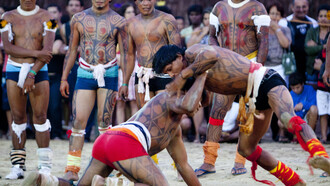 Luta Huka Huka entre dois indígenas do povo Kuikuro nos Jogos Mundiais dos Povos Indígenas