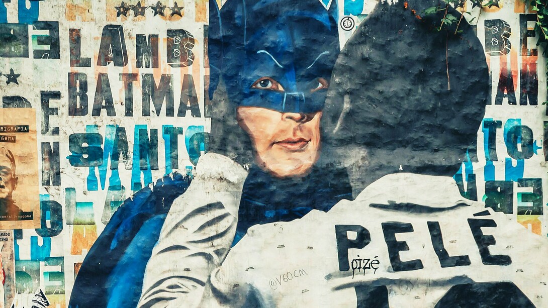 Parte da série Pelé Beijoqueiro feita pelo artista Bueno que utiliza da técnica de lambes. Bueno diz que envolveu com a imagem que trouxe um gesto de afeto e afeição pelo grande símbolo brasileiro, o Pelé. Classifico de diplomacia do futebol, a capacidade de ensinamento e comparação desta matéria, com todas as disciplinas empresariais, públicas e privadas, inclusive mistas, desta organização mundial que a federação internacional do futebol, permitiu e desenvolveu, em todas as culturas, religiões e interseção do coletivo universal humano