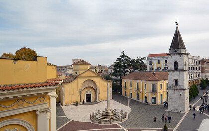Il complesso monumentale di Santa Sofia si affaccia sull'omonima piazza a Benevento, presso corso Garibaldi; comprende la chiesa, una delle più importanti della Langobardia Minor giunte fino ai giorni nostri. Benevento, Italia