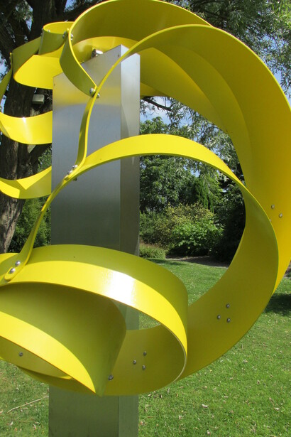 Leigh Spencer, Yellow Curve. Leicester Botanical gardens