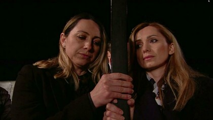 Irina e Albina insieme con le mani sulla croce