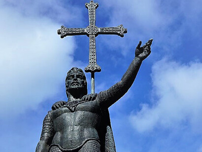 La figura de Don Pelayo, considerado por la tradición como un noble visigodo que se negó a aceptar la autoridad musulmana. Refugiado en las montañas asturianas, Pelayo logró reunir a un grupo reducido de seguidores dispuestos a resistir. Estatua de Don Pelayo en Covadonga, Cangas de Onís, Asturias, España