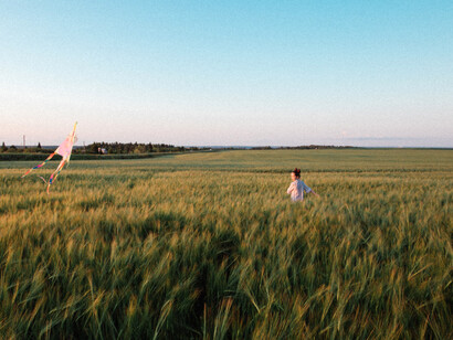 Niña jugando con un cometa
