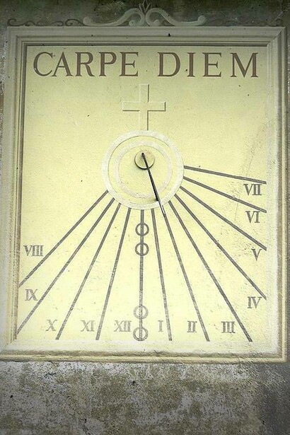 Meridiana sul lato di un edificio a Yvoire, Alta Savoia, Francia