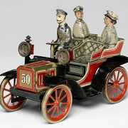 Georges Carette & Co., Automobil mit Insassen, Nürnberg, um 1900. Courtesy of Germanisches Nationalmuseum