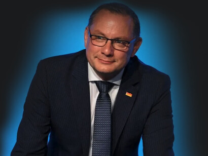 Tino Chrupalla (Weißwasser, Sajonia, Alemania; 14 de abril de 1975) es un empresario y político alemán y miembro del Bundestag desde 2017 en representación del partido Alternativa para Alemania. En diciembre de 2019 fue nombrado portavoz de la formación